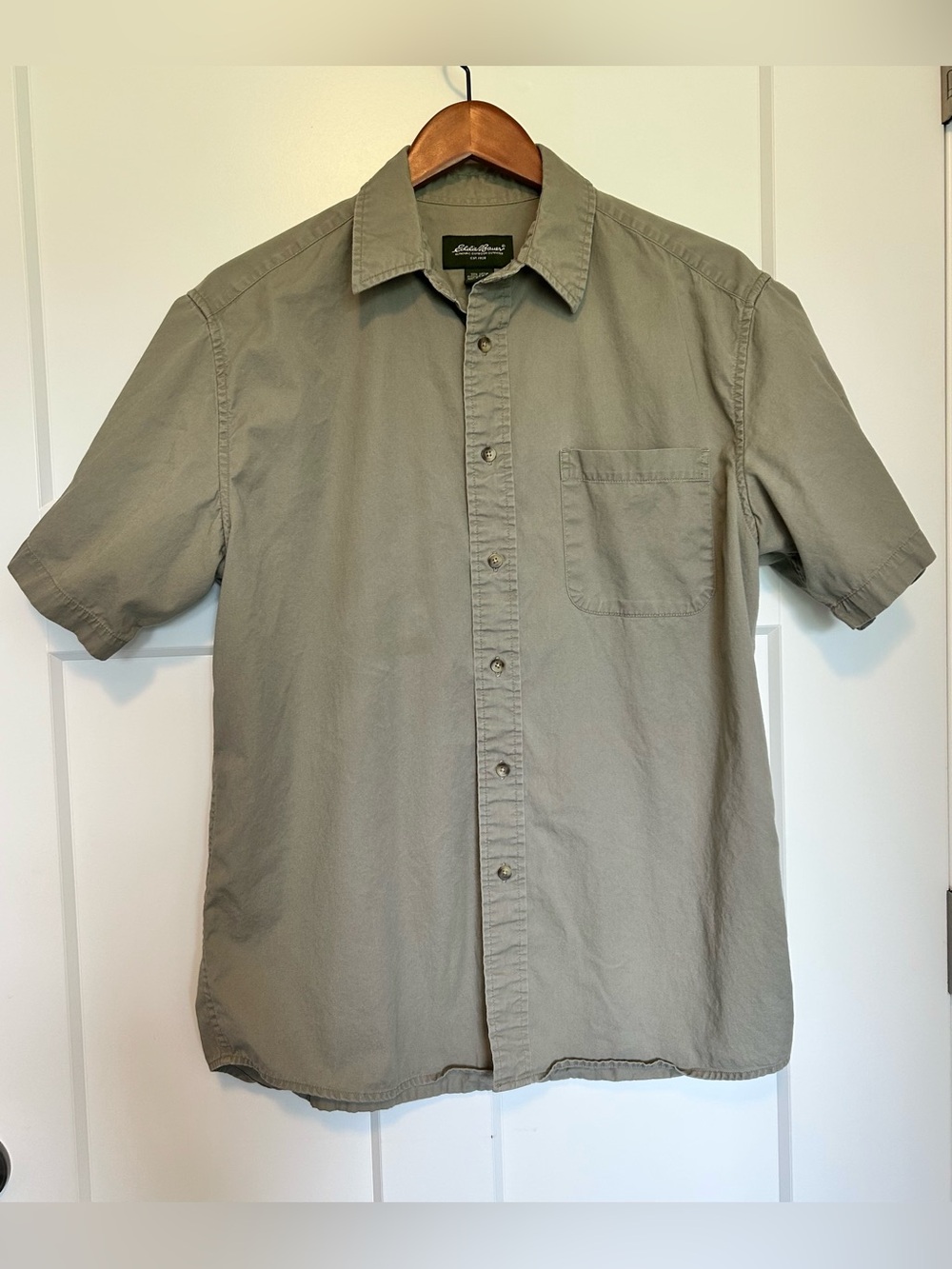 Eddie Bauer Men's Small Short Sleeve Cotton Outdoor Button Up Shirt Khaki Green